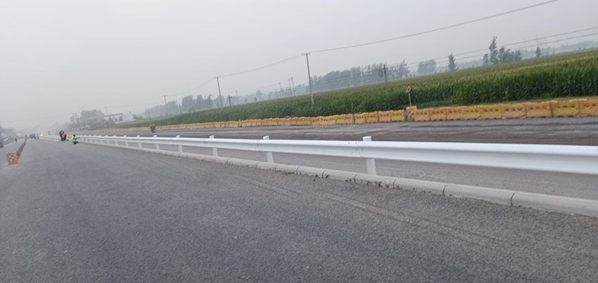 波形護(hù)欄安裝工程