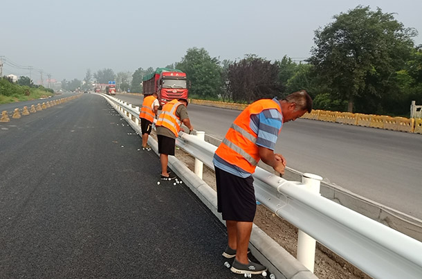 波形護(hù)欄安裝工程