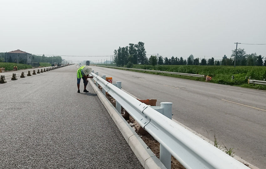 波形護(hù)欄安裝工程