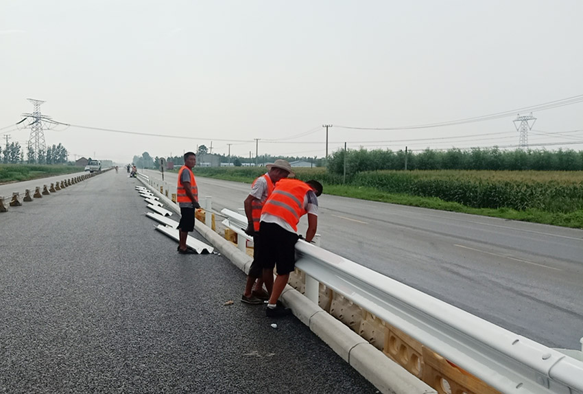 波形護(hù)欄安裝工程